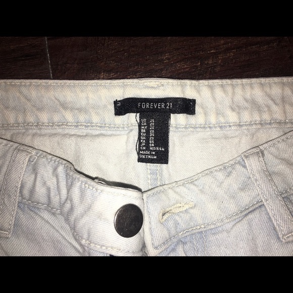 Woman’s forever 21 destroyed light wash jeans - Picture 4 of 4